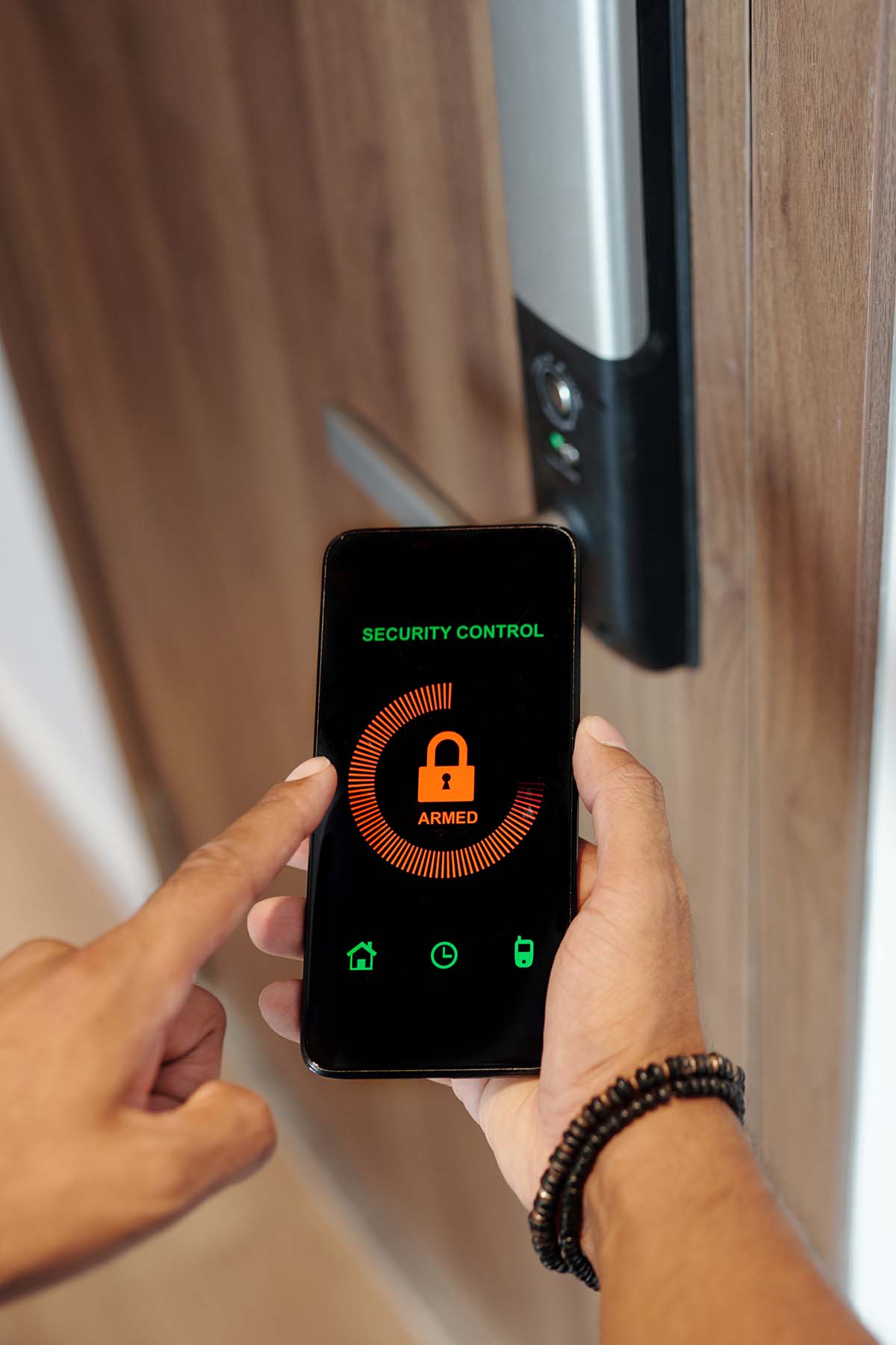 Smartfon z ekranem aplikacji zamka przy drzwiach